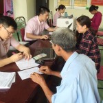 Cán bộ NHCSXH tổ chức giải ngân nguồn vốn vay ưu đãi tại xã Quảng Thịnh, huyện Hải Hà