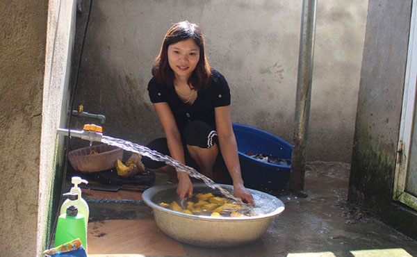 Được vay vốn của NHCSXH, các hộ dân ở xã Sơn Lư đã có nước sạch sử dụng