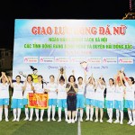 Ban tổ chức chúc mừng và trao giải Nhất cho đội NHCSXH tỉnh Hải Dương