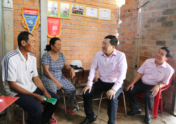 Tổng Giám đốc Dương Quyết Thắng thăm một số gia đình vay vốn trên địa bàn xã Tài Văn, huyện Trần Đề