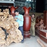 Một số lao động địa phương đang làm việc tại xưởng sản xuất đồ mộc của gia đình chị Vũ Thị Thủy, thôn 12, xã Hương Lạc, huyện Lạng Giang