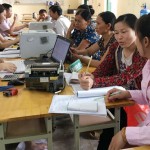 Cán bộ NHCSXH huyện Yên Phong giải ngân cho vay hộ mới thoát nghèo tại xã Trung Nghĩa