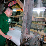 CCB Phạm Khắc Hà với máy dệt lụa truyền thống tại làng nghề Vạn Phúc