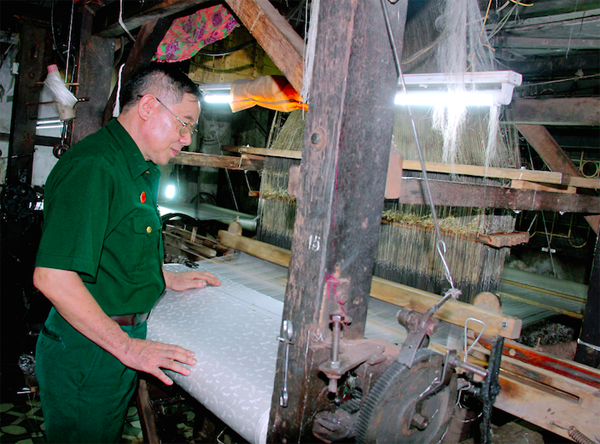 CCB Phạm Khắc Hà với máy dệt lụa truyền thống tại làng nghề Vạn Phúc