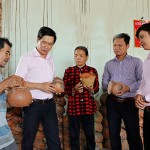 Vợ chồng ông Lâm Hùng Sổi giới thiệu các sản phẩm gốm với cán bộ NHCSXH huyện Bắc Bình