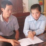 Ông Lý Văn Yên ở thôn Hua Cầu, xã Đông Quan đang được Tổ trưởng Tổ tiết kiệm và vay vốn hướng dẫn gửi tiền tiết kiệm