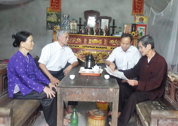 Niềm vui của gia đình CCB Tô Trọng Kiểm ở thôn Báo Văn 2, xã Đồng Văn, huyện Yên Lạc trong ngôi nhà mới