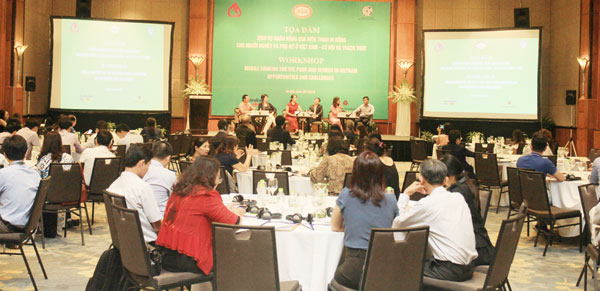 Tọa đàm “Dịch vụ ngân hàng trên điện thoại di động - Phổ cập dịch vụ tài chính và tạo quyền năng kinh tế cho người thu nhập thấp và phụ nữ ở Việt Nam” vừa diễn ra tại Hà Nội