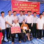 Trước sự chứng kiến của cấp ủy, chính quyền xã Nội Hoàng, đại diện Công đoàn NHCSXH, Báo Điện tử Đảng Cộng sản Việt Nam đã trao tặng 70 triệu đồng cho gia đình thương binh Nguyễn Văn Ích