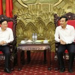 Tổng Giám đốc Dương Quyết Thắng (bên trái) làm viêc với đồng chí Đặng Trọng Thăng, Phó Bí thư thường trực Tỉnh ủy - Chủ tịch UBND tỉnh Thái Bình