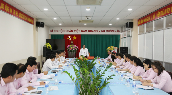 Tổng Giám đốc phát biểu tại buổi làm việc với lãnh đạo chủ chốt chi nhánh NHCSXH tỉnh Tiền Giang