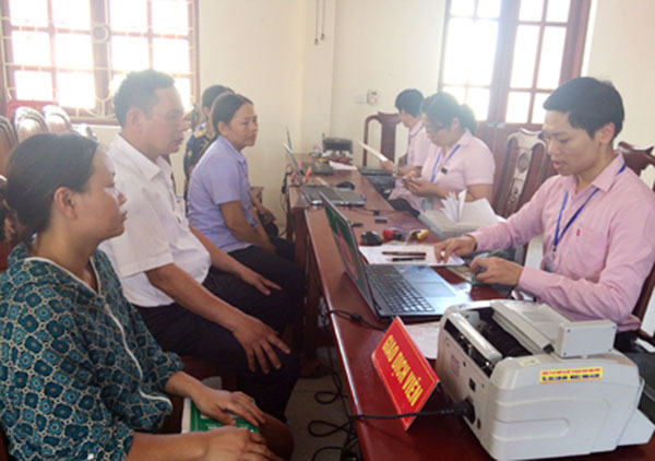 Hộ nghèo ở xã Văn Phú đến giao dịch với NHCSXH huyện Nho Quan tại Điểm giao dịch xã