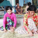 Nhiều hộ đồng bào Khmer ở xã Phú Mỹ, huyện biên giới Giang Thành vay vốn chính sách phát triển nghề đan lát thủ công mang lại thu nhập cao
