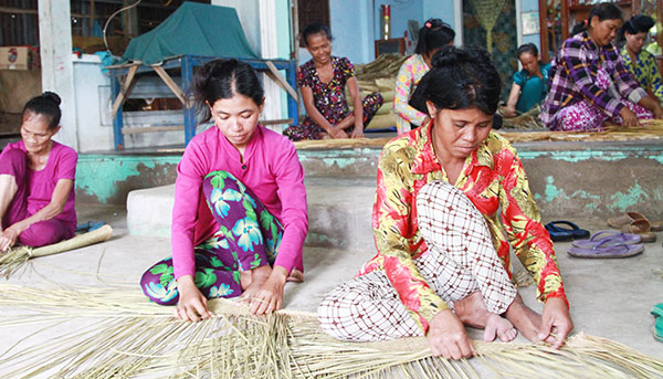 Nhiều hộ đồng bào Khmer ở xã Phú Mỹ, huyện biên giới Giang Thành vay vốn chính sách phát triển nghề đan lát thủ công mang lại thu nhập cao