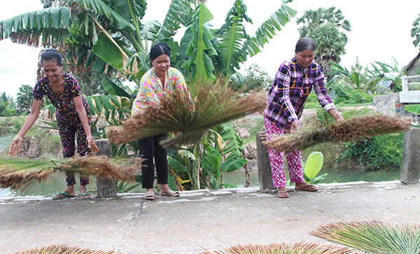 Vốn vay ưu đãi giúp bà con dân tộc Khmer khôi phục nghề truyền thống đan lát