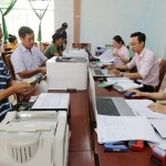 NHCSXH huyện Châu Thành giao dịch với người nghèo tại Điểm giao dịch xã Thiện Mỹ