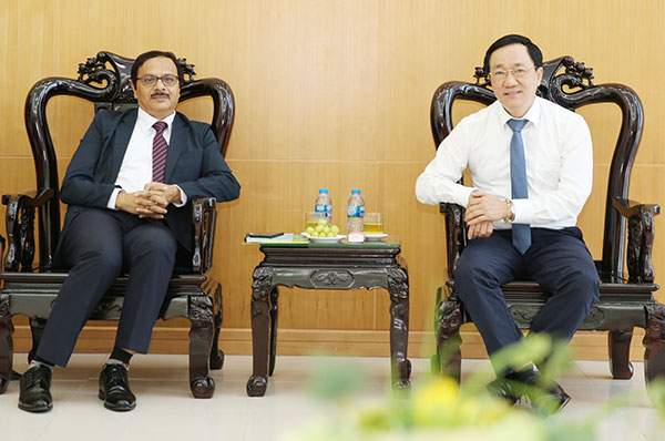 Tổng Giám đốc NHCSXH Dương Quyết Thắng (bên phải) tiếp Tổng Thư ký APRACA Prasun Kumar Das