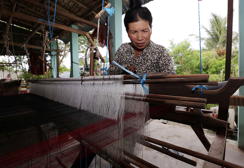 Gia đình chị Neàng Sa Mon, dân tộc Khmer ở ấp Srây Skôth, xã Văn Giáo, huyện Tịnh Biên vay vốn chương trình giải quyết việc làm đầu tư làm nghề dệt vải, gia đình có việc làm, thu nhập ổn định