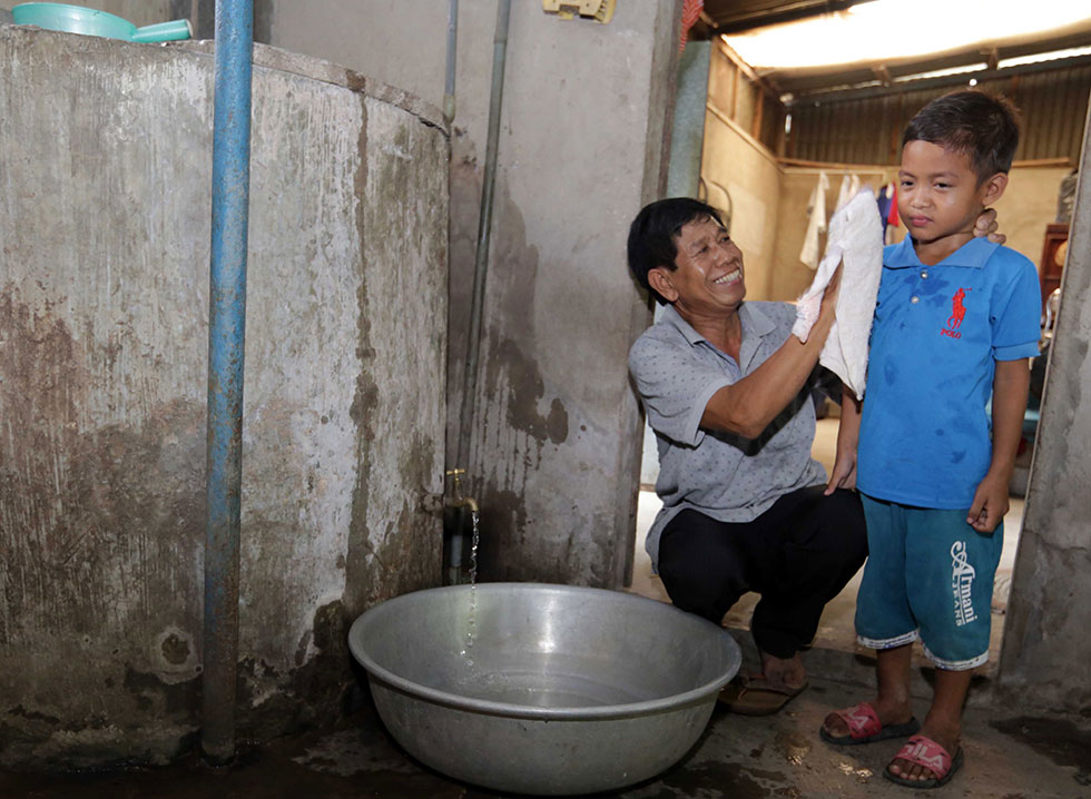 Gia đình ông Chau Sôm Hiệp, dân tộc Khmer ở ấp An Hòa, xã Châu Lăng, huyện Tri Tôn vay 30 triệu đồng chương trình hộ sản xuất kinh doanh vùng khó khăn đầu tư nuôi bò, cải tạo ao nuôi cá cho hiệu quả kinh tế và 12 triệu đồng chương trình nước sạch vệ sinh môi trường nông thôn làm bể nước, công trình vệ sinh