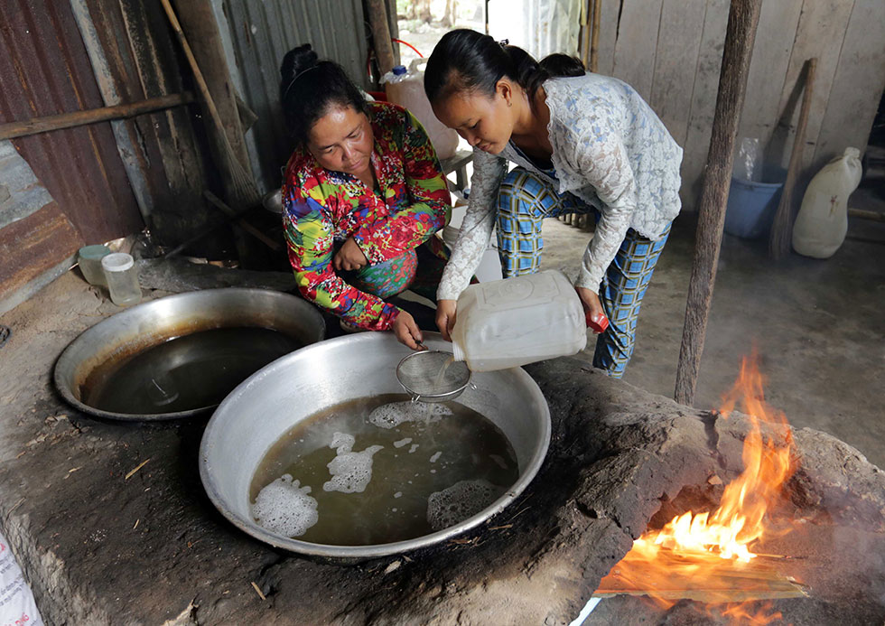 Nhờ vốn vay ưu đãi từ chương trình cho vay hộ nghèo, gia đình chị Neàng Bon ở xã Châu Lăng, huyện Tri Tôn có điều kiện cải tạo vườn trồng cây ăn trái, rau màu và làm nghề nấu đường thốt nốt, cuộc sống gia đình từng bước được cải thiện