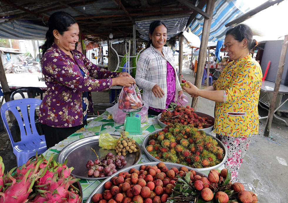 Vốn vay ưu đãi chương trình cho vay hộ đồng bào dân tộc thiểu số đặc biệt khó khăn đã giúp gia đình chị Neàng So Ni (trái), dân tộc Khmer ở ấp An Lợi, xã An Hảo, huyện Tịnh Biên có điều kiện chăn nuôi, buôn bán nhỏ, cuộc sống gia đình từng bước được nâng cao