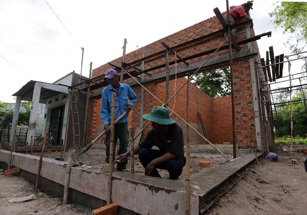 Được vay chương trình hỗ trợ hộ nghèo về nhàở, gia đình anh em Chau Ách, Chau Ương ở xã Văn Giáo, huyện Tịnh Biên có điều kiện xây mới nhà ở khang trang