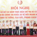 Đồng chí Võ Văn Thưởng và đồng chí Phạm Viết Thanh trao thưởng cho các tập thể xuất sắc