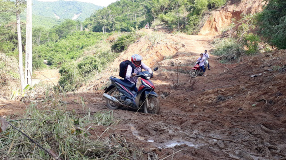 Các cán bộ NHCSXH huyện Mường Lát lên xã Mường Chanh để giao dịch với bà con phải đi trên những cung đường bị đất đá vùi lấp, một bên là vực thắm, một bên là núi lở