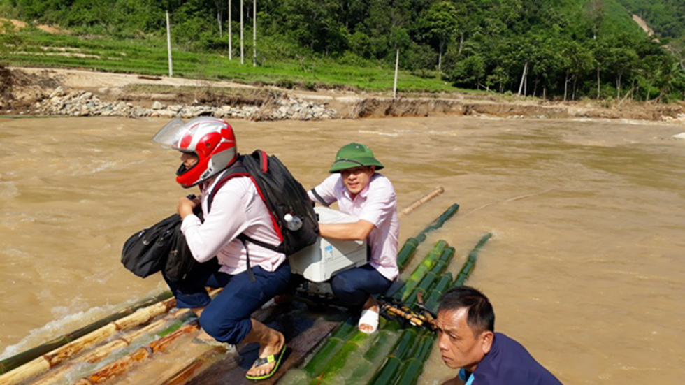 Do giao thông cách trở, khi đi đến đập Na Chừa, cán bộ NHCSXH huyện Mường Lát phải gửi lại xe máy để lên bè băng qua một đoạn suối và có sự giúp đỡ của người dân, đảm bảo an toàn tuyệt đối