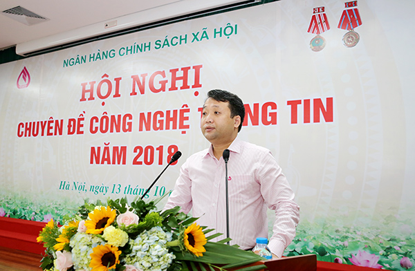 Giám đốc Trung tâm CNTT Phạm Lê Minh trình bày báo cáo kết quả thực hiện chiến lược phát triển CNTT giai đoạn 2011 - 2020 và định hướng giai đoạn 2021 - 2030