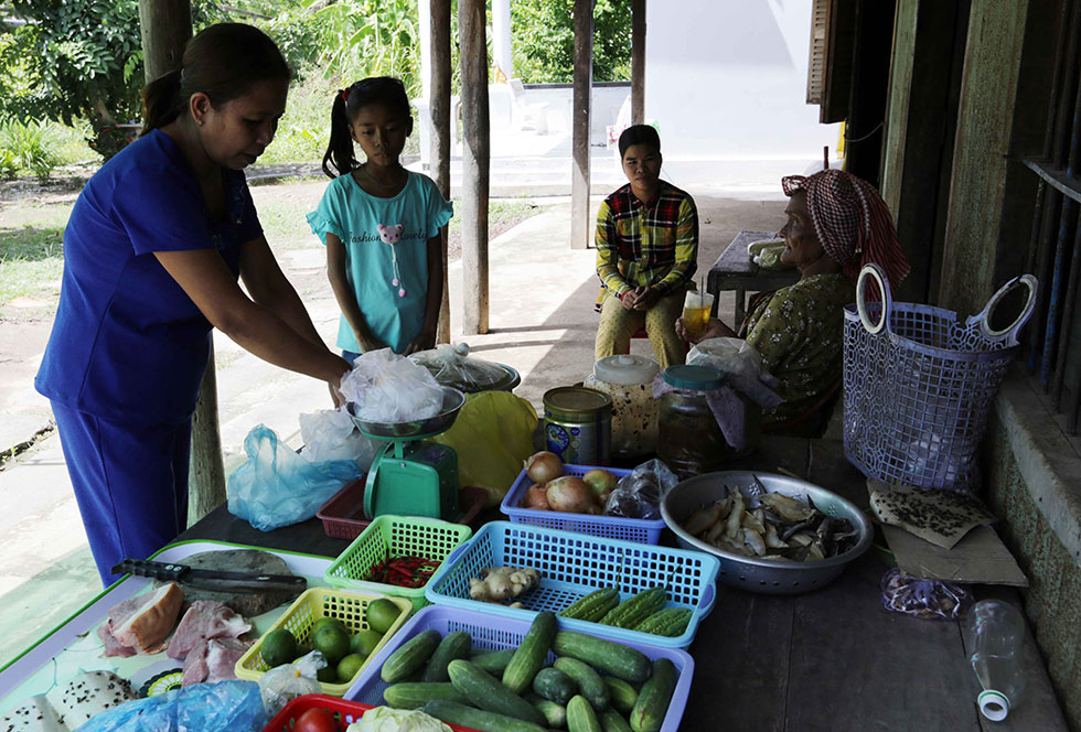 Nhiều hộ gia đình ở huyện Long Phú vay vốn chính sách mở cửa hàng buôn bán kinh doanh nhỏ