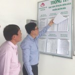 Tổng Giám đốc Dương Quyết Thắng kiểm tra các thông tin tín dụng chính sách được NHCSXH TX Vĩnh Châu niêm yết công khai tại Điểm giao dịch phường Khánh Hòa