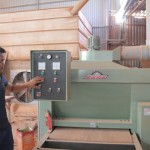 Sau khi được vay 500 triệu đồng từ NHCSXH, xưởng sản xuất đồ gỗ của chị Phạm Thị Thủy được đầu tư các loại máy hiện đại