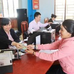 NHCSXH huyện Di Linh giao dịch với bà con các dân tộc xã Tam Bố
