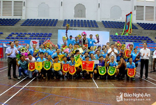 Ban Tổ chức Hội thao khu vực IV trao giải Nhất toàn đoàn cho chi nhánh NHCSXH tỉnh Quảng Nam