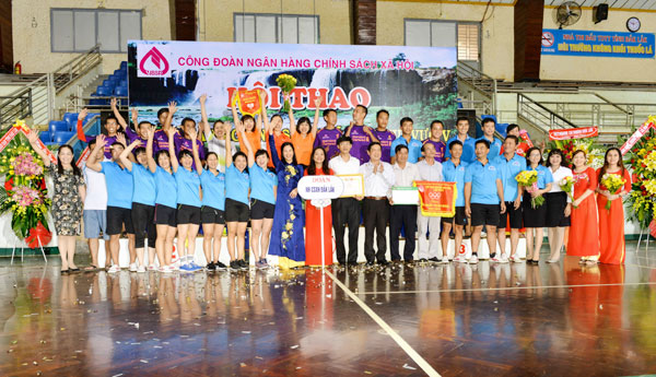 Ban Tổ chức Hội thao khu vực V trao giải Nhất toàn đoàn cho chi nhánh NHCSXH tỉnh Đắk Lắk