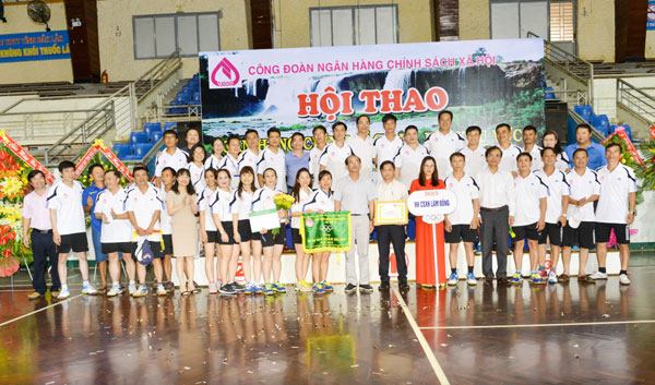 Ban Tổ chức Hội thao khu vực V trao giải Nhì toàn đoàn cho chi nhánh NHCSXH tỉnh Lâm Đồng