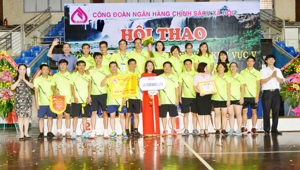 Ban Tổ chức Hội thao khu vực V trao giải Ba toàn đoàn cho chi nhánh NHCSXH tỉnh Khánh Hòa