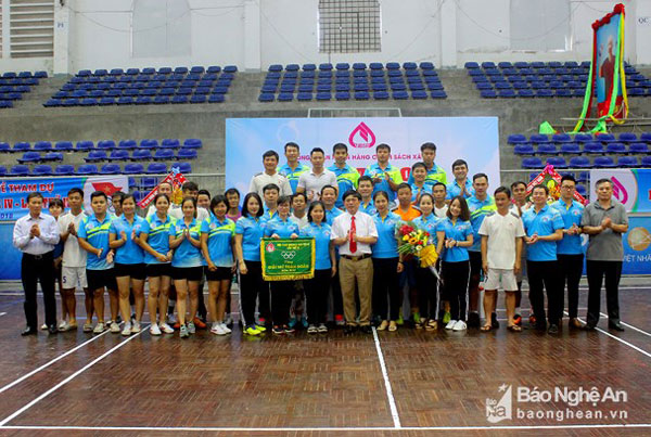 Ban Tổ chức Hội thao khu vực IV trao giải Nhì toàn đoàn cho chi nhánh NHCSXH tỉnh Nghệ An