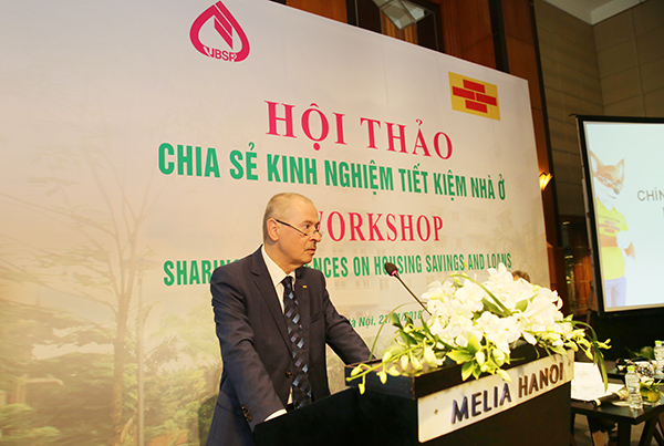 Ông Rolf Stadel - Giám đốc Dự án Việt Nam của BSH giới thiệu các chính sách của Chính phủ CHLB Đức về NƠXH