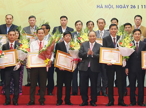 Thủ tướng Nguyễn Xuân Phúc trao tặng Bằng khen cho các tập thể và cá nhân có thành tích xuất sắc