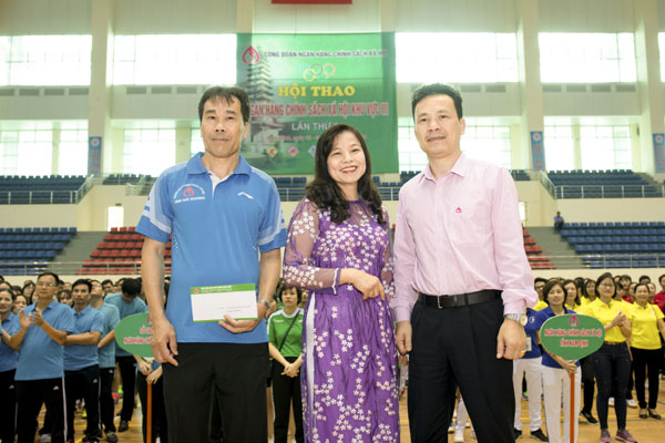 Ban tổ chức Hội thao khu vực III trao giải cho các Vận động viên cao tuổi nhất Hội thao