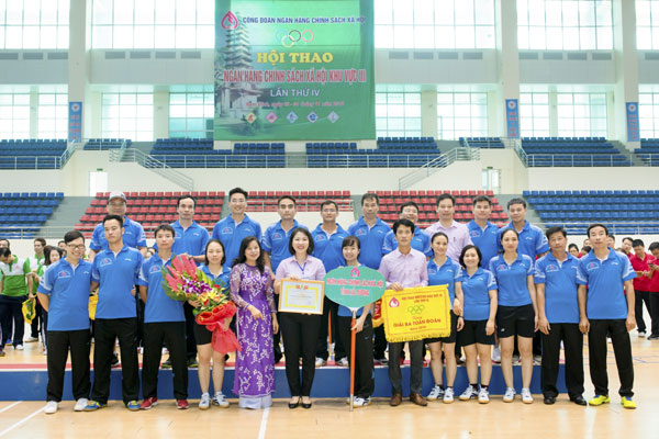 Ban tổ chức Hội thao khu vực III trao giải Ba toàn đoàn cho chi nhánh NHCSXH tỉnh Hải Dương