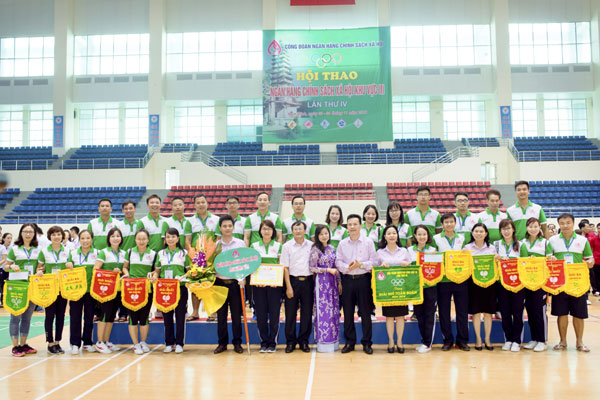 Ban tổ chức Hội thao khu vực III trao giải Nhì toàn đoàn cho chi nhánh NHCSXH tỉnh Hưng Yên