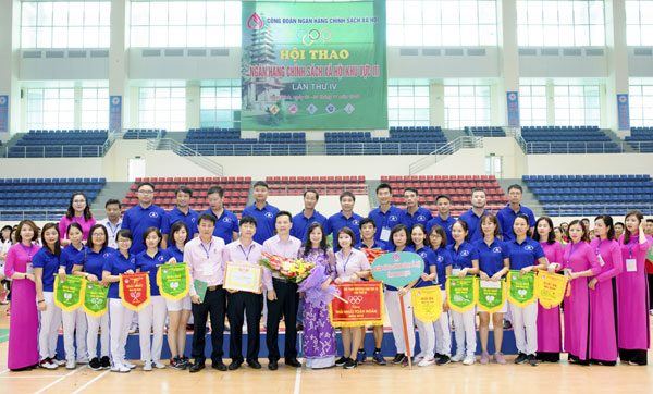Ban tổ chức Hội thao khu vực III trao giải Nhất toàn đoàn cho chi nhánh NHCSXH tỉnh Nam Định