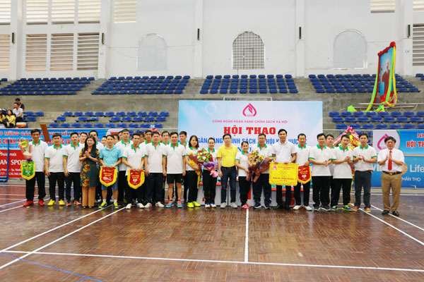 Ban Tổ chức Hội thao khu vực IV trao giải Ba toàn đoàn cho chi nhánh NHCSXH tỉnh Thanh Hóa