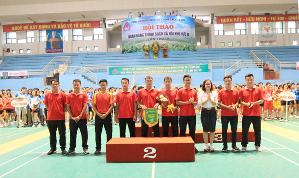 Phó Tổng Giám đốc Lê Thị Đức Hạnh chúc mừng đội thi giành giải tại Hội thao