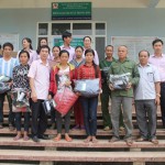 Công đoàn NHCSXH tỉnh Thanh Hóa trao tặng quần áo cho bà con xã Trung Sơn thuộc huyện Quan Hóa