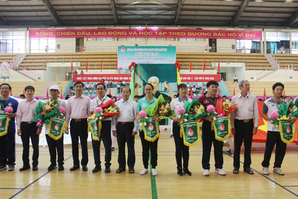 Phó Tổng Giám đốc Nguyễn Mạnh Tú chúc mừng Hội thao khu vực VII