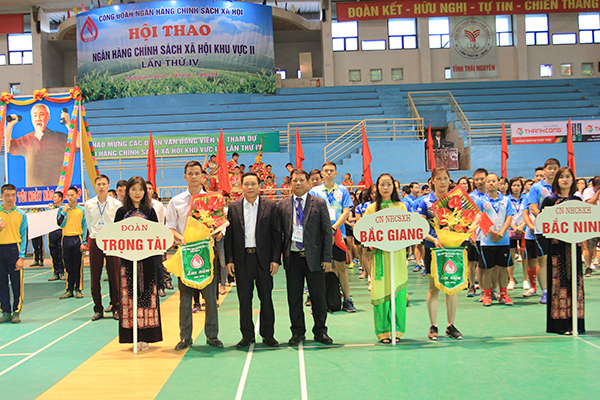 Phó Tổng Giám đốc Nguyễn Văn Lý chúc mừng Hội thao khu vực I